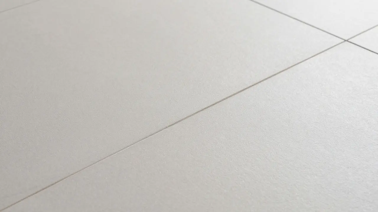 Detail kvalitních matných keramických dlaždic pro vstup